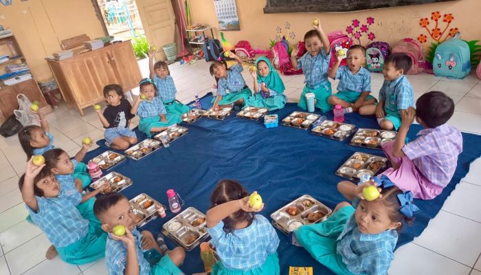 Tingkatkan Kesehatan Siswa, SPPG Al-Hidayah Dadapan Bagikan 3.626 Paket Bergizi ke Puluhan Sekolah di Grujugan