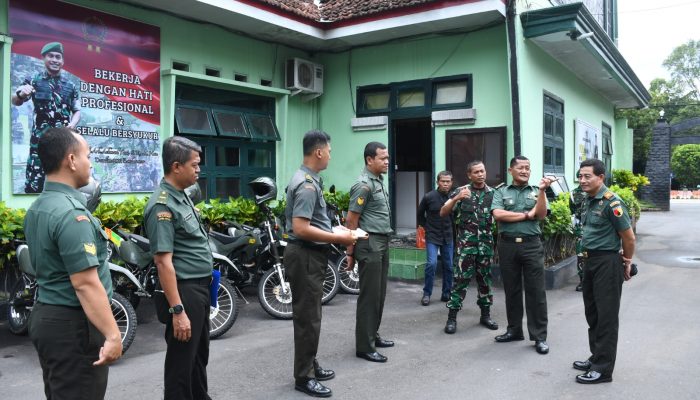 Cek Kesiapan, Kasrem 083/Bdj Pimpin Verifikasi dan Apel Gelar Kendaraan di Makodim 0822 Bondowoso