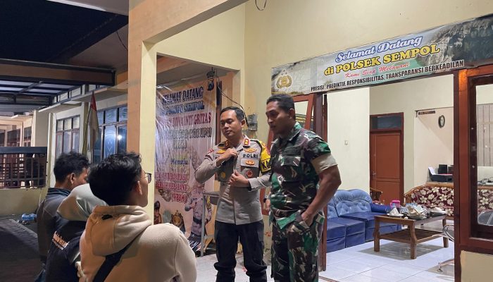 Kapolsek Sempol di ajak berdialog bersama warga Kaligedang di desa Kaligedang Kecamatan Ijen Bondowoso