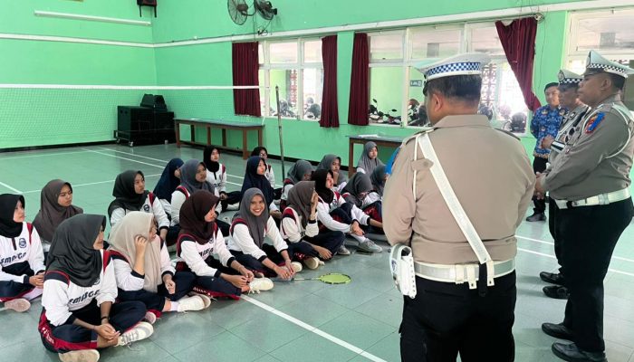 Polantas menyapa siswa SMAN 1 Tenggarang dalam program edukasi keselamatan berlalu lintas dalam ops zebra Semeru 2025