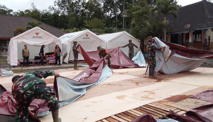Koordinasikan Penataan Pengungsian, Danramil 07 Randuagung Pimpin Perapian Tenda di SMPN 02 Pronojiwo.