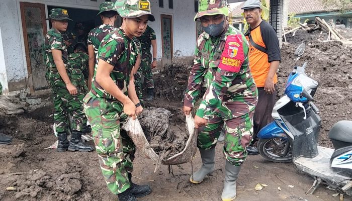 TNI Bergerak Cepat: Kodim 0821 Pacu Pembersihan Rumah Warga Terdampak Erupsi Semeru