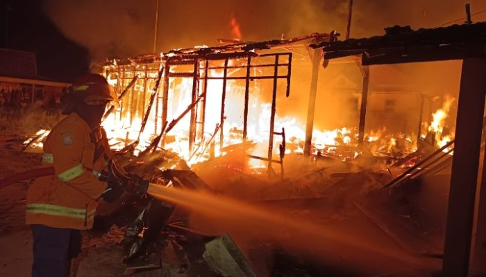 Dua Rumah Ludes Terbakar di Rembang Kerugian Ditaksir Ratusan Juta Rupiah