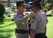 Kapolres Bondowoso pimpin korps raport kenaikan pangkat pengabdian dan berikan penghargaan kepada delapan anggota berprestasi