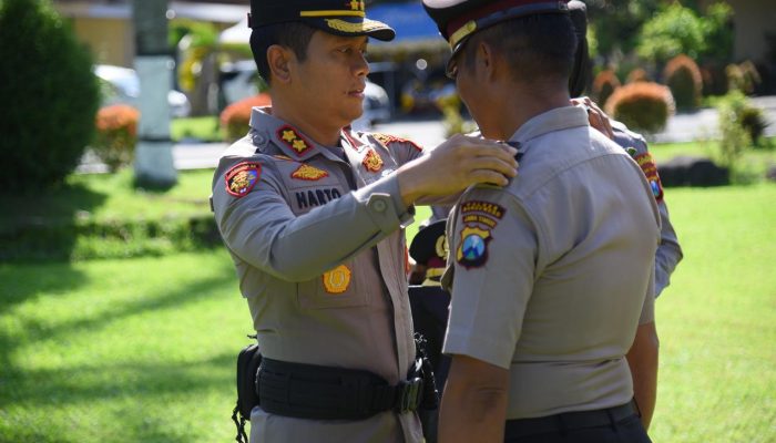 Kapolres Bondowoso pimpin korps raport kenaikan pangkat pengabdian dan berikan penghargaan kepada delapan anggota berprestasi