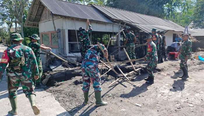 Aksi Kemanusiaan TNI: Pembongkaran Rumah Terdampak Erupsi untuk Pemulihan Warga.
