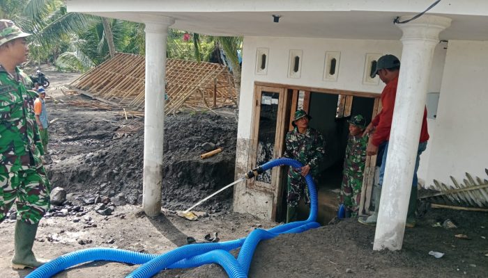 TNI Lumajang Gelontor Rumah Warga Terdampak Lahar Dingin di Sumberlangsep