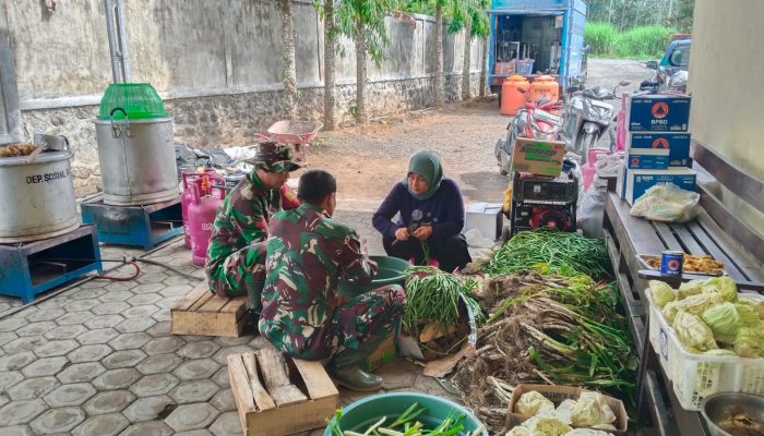 Babinsa Pagowan Bantu Perkuat Layanan Dapur Umum untuk Pengungsi Erupsi Semeru
