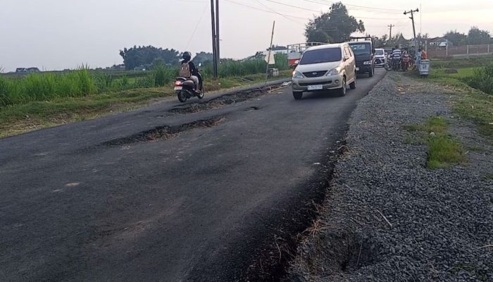Kondisi Geologis dan Beban Muatan Jalan Gunungsari-Kuwangsan Mengalami Amblas Parah