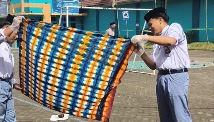 Isi Libur Natal dengan Kegiatan Positif, 200 Siswa MA An-Nur Bululawang Ikuti Pelatihan Shibori