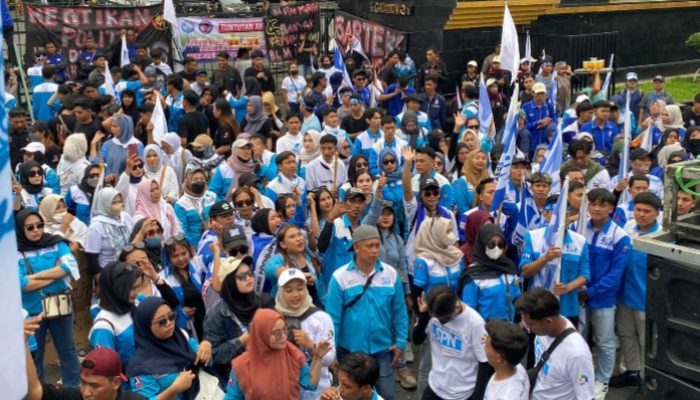 Aksi Demo Serikat Pekerja Nasional di Kantor Gubernur Menuntut Penetapan UMK Dan UMSP Jawa Tengah