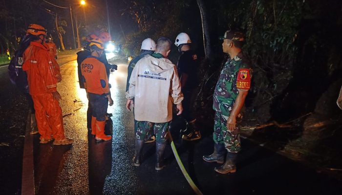 Longsor Tutup Jalur Vital Bondowoso–Wringin, Aksi Cepat Babinsa Buka Akses Warga