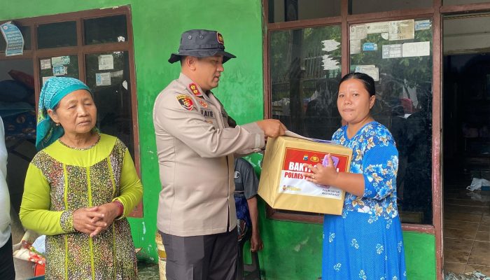 Polres Probolinggo Salurkan Bantuan Sosial Warga Terdampak Banjir