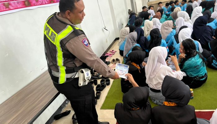 Tanamkan Kesadaran Tertib Lalu Lintas Sejak Dini, Polantas Menyapa Siswa SMKN 2 Bondowoso