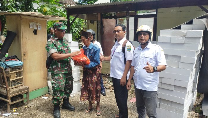 Wujud Kepedulian TNI, Koramil 02 Curahdami Berbagi Sembako di Desa Poncogati