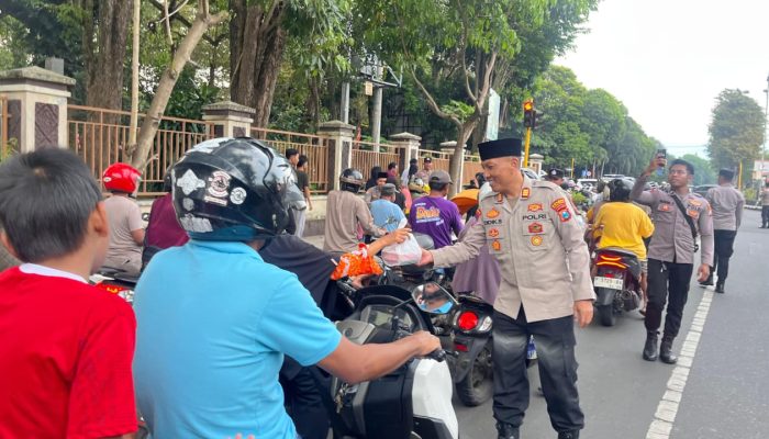 Polres Bondowoso Tebar Kebaikan berbagi takjil kepada masyarakat