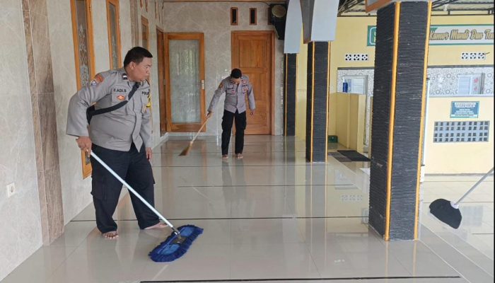 Masjid Bersinar, Polsek Cermee Gelar Kegiatan Bersih-bersih di Masjid Nurut Taqwa