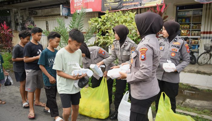 Polwan Polres Bondowoso Tebar 500 Takjil di Pasar Induk, Wujud Nyata Polri Hadir untuk Masyarakat