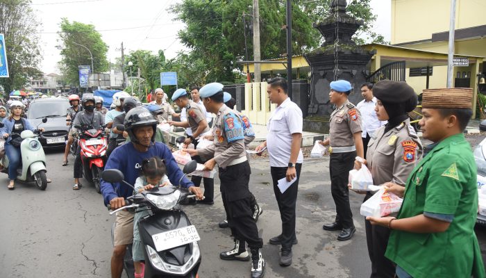 Wujud Kepedulian Polri, Samapta dan Sie Propam Berbagi Takjil Jelang Berbuka