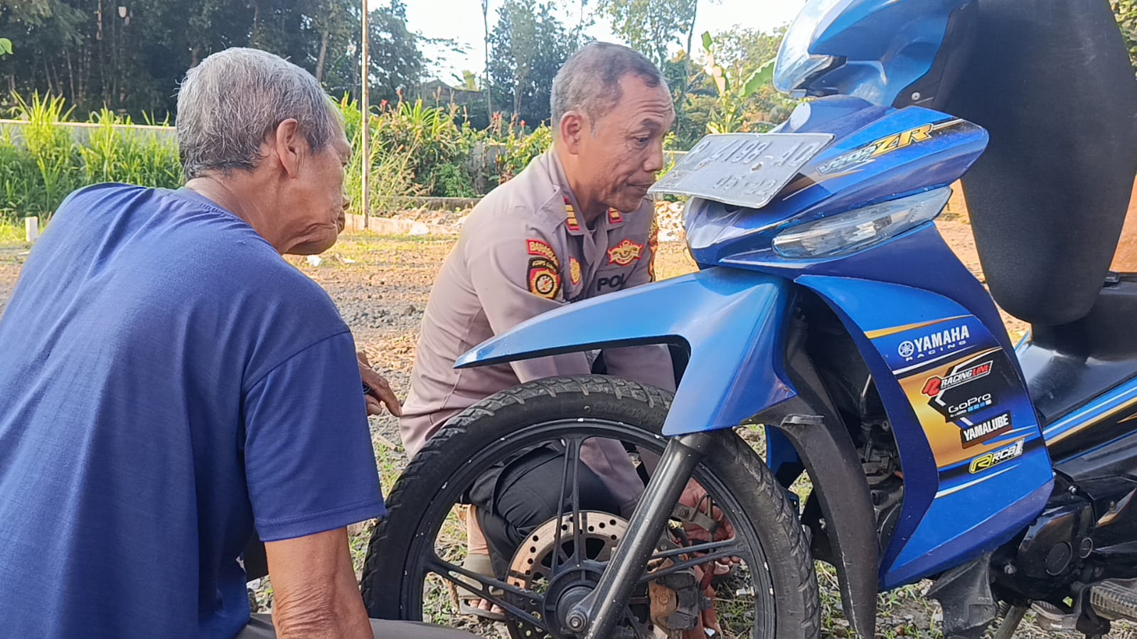 Kapolsek Sempol Bantu Kakek Perbaiki Kendaraannya Yang Rusak di Jalanan Sepi