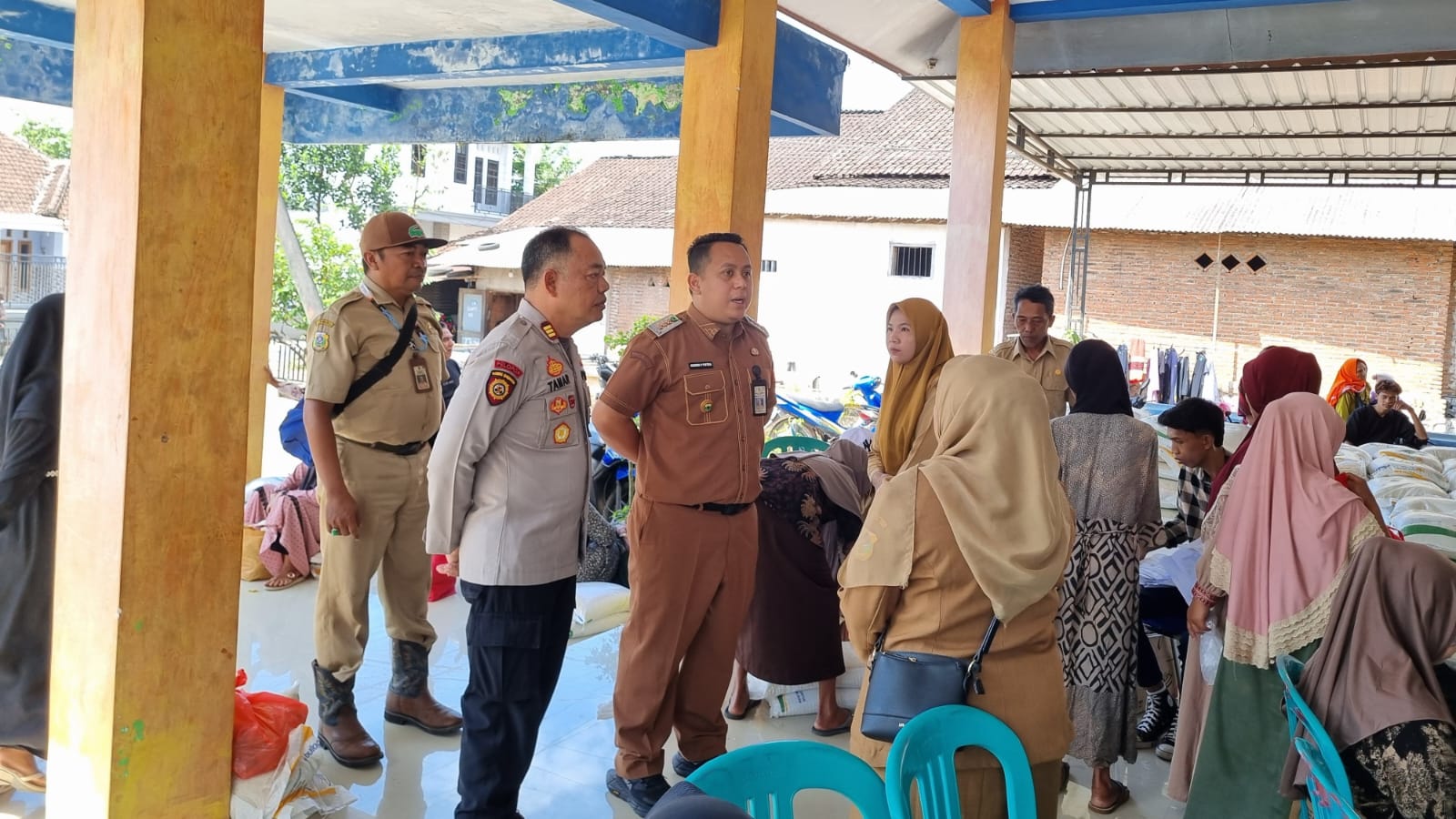 Muspika Curahdami Bondowoso Turun Langsung, Pastikan Bantuan Pangan Tepat Sasaran