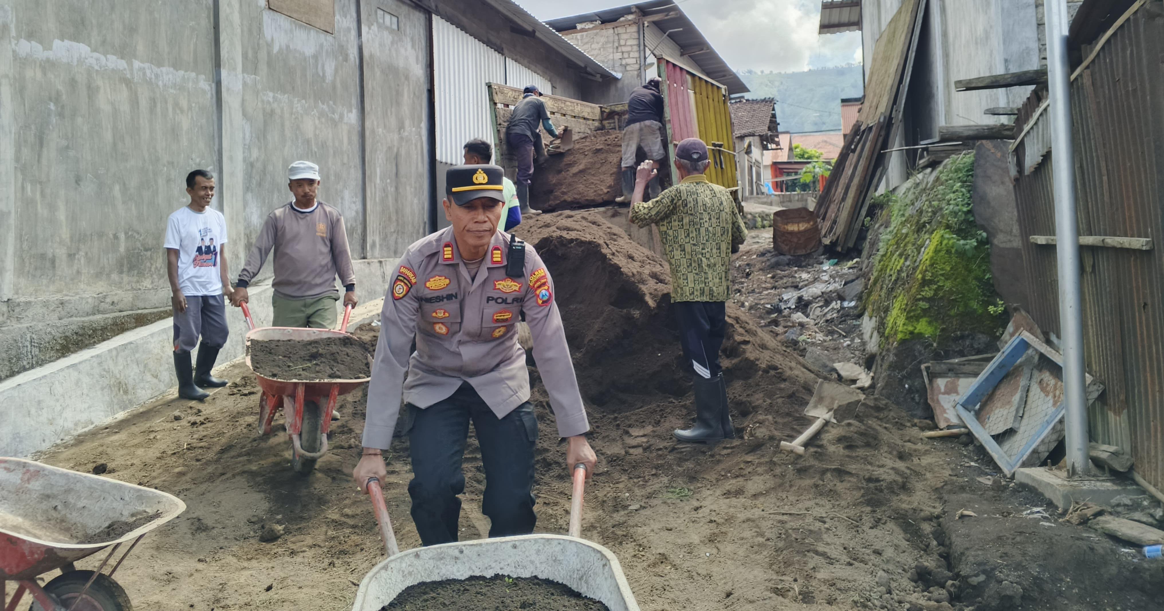 Jalan Sulit Dilalui, Kapolsek Sempol Bondowoso Inisiasi Kerja Bhakti Bersama Warga RT 03 RW 02