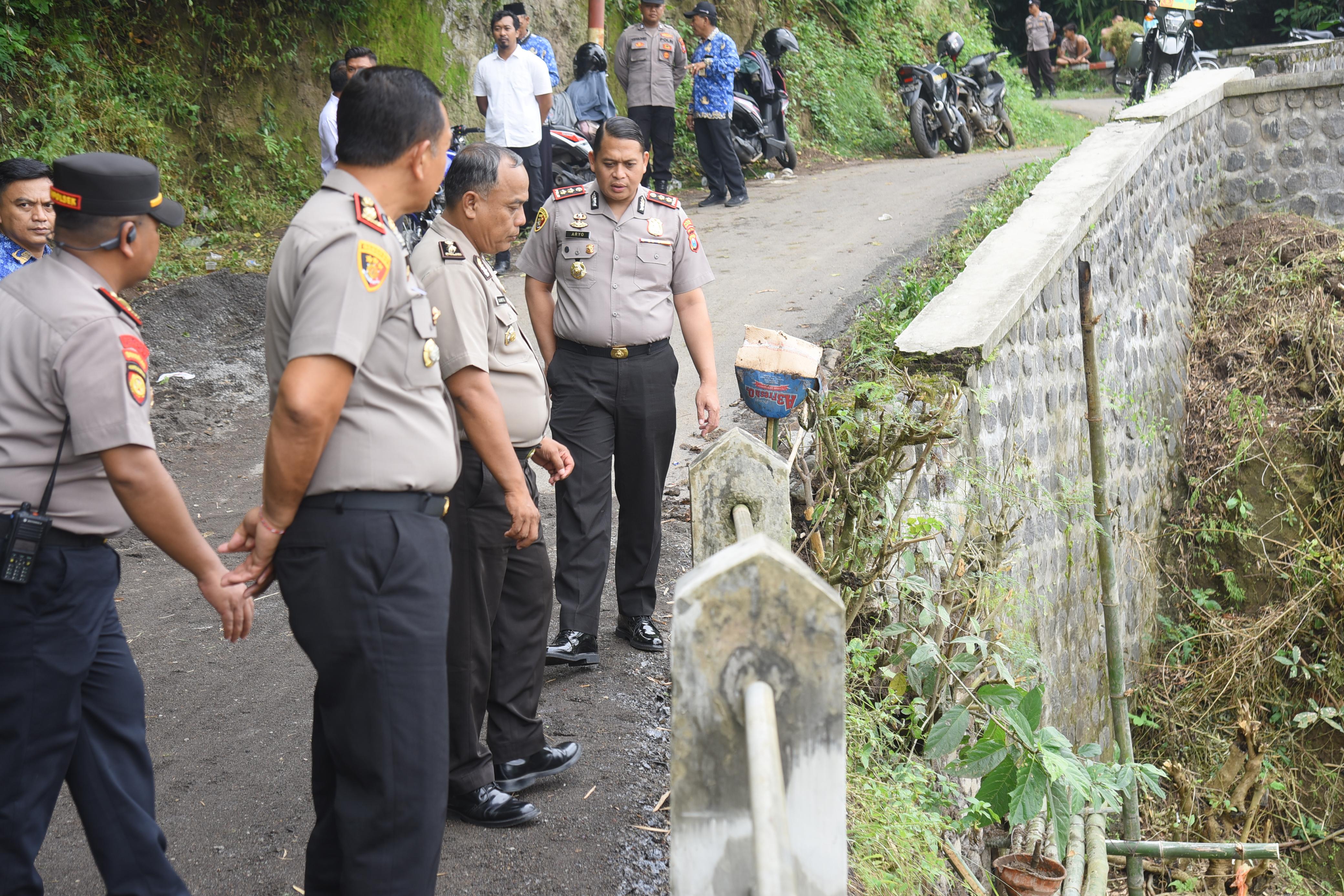 Pastikan Mobilitas Lancar, Kapolres Bondowoso Tinjau Kondisi Jembatan Gentong