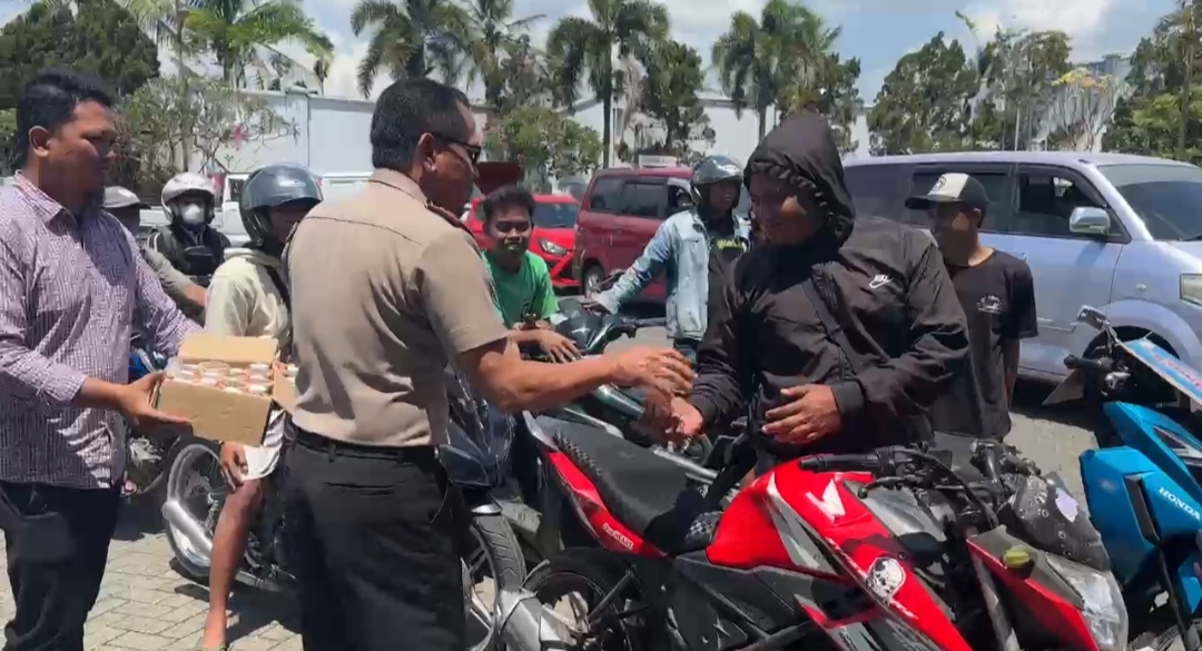 Antrean BBM Mengular, Jajaran Polres Bondowoso Bagikan Air Minum untuk Warga