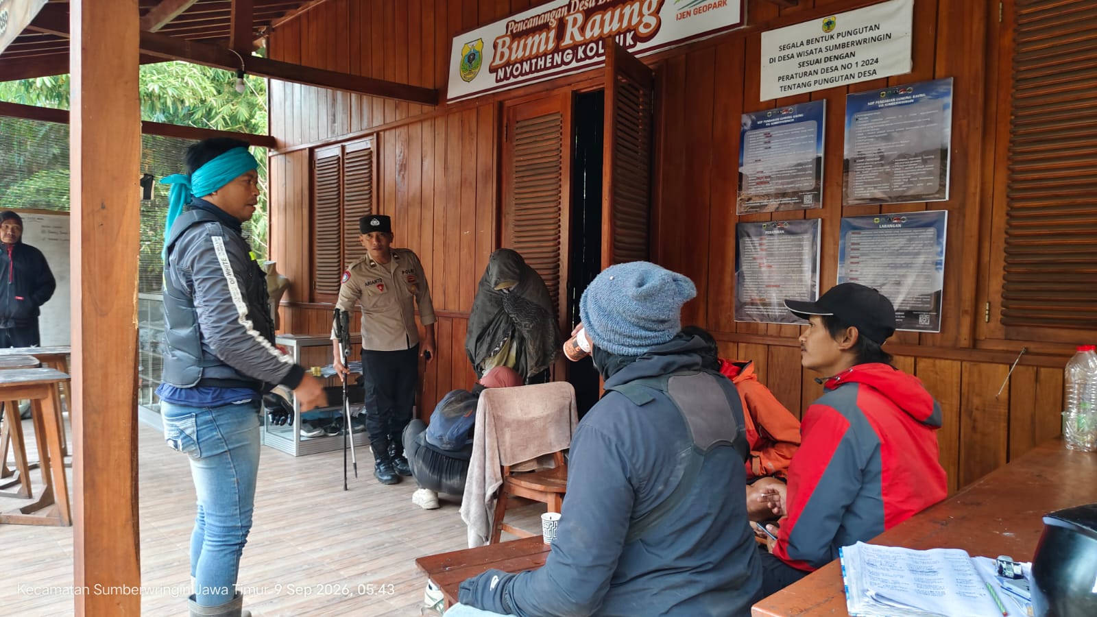 Call Center 110 Jadi Jalur Cepat Pertolongan, Polres Bondowoso Evakuasi Pendaki Hipotermia di Raung